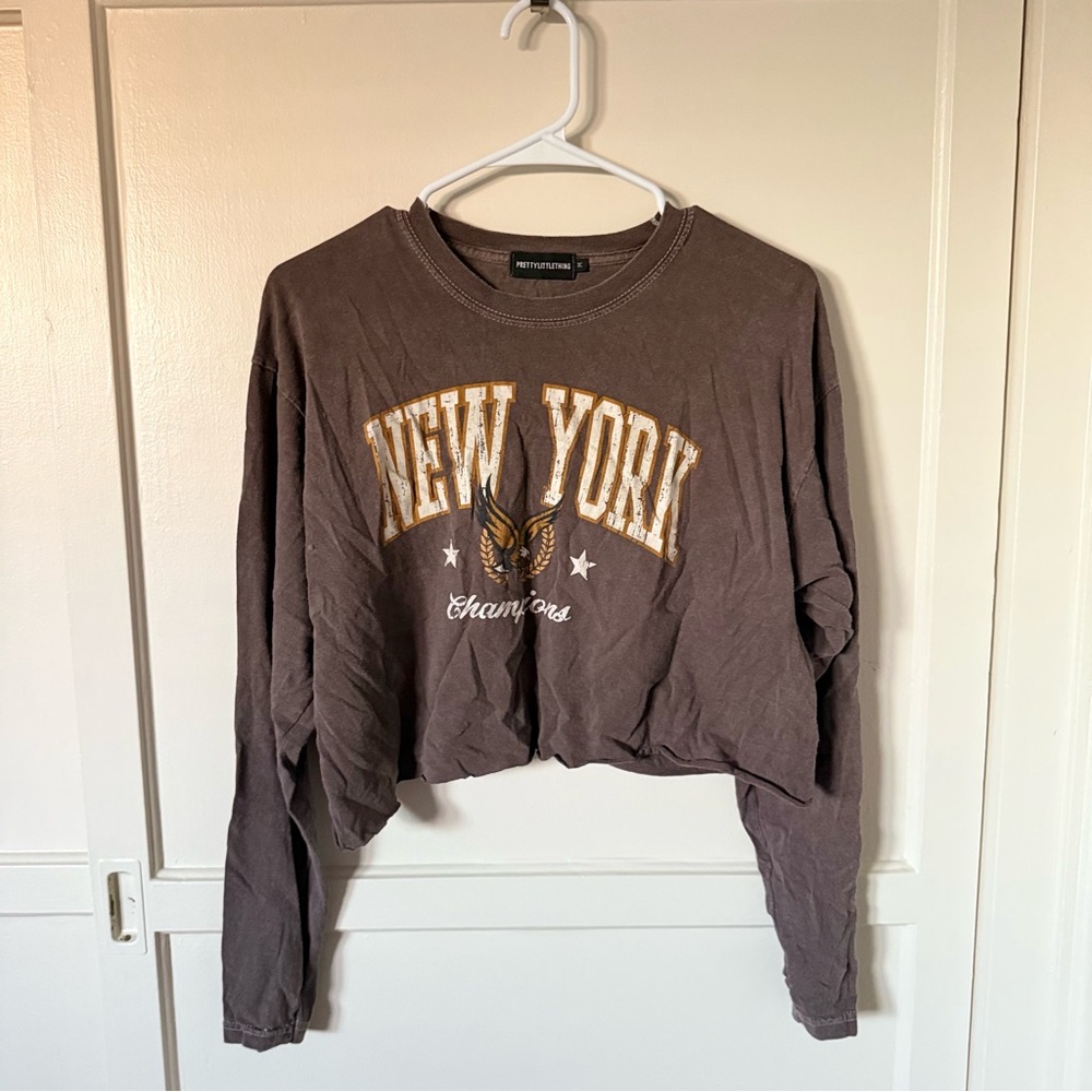 PrettyLittleThing Brown Graphic Crop Top